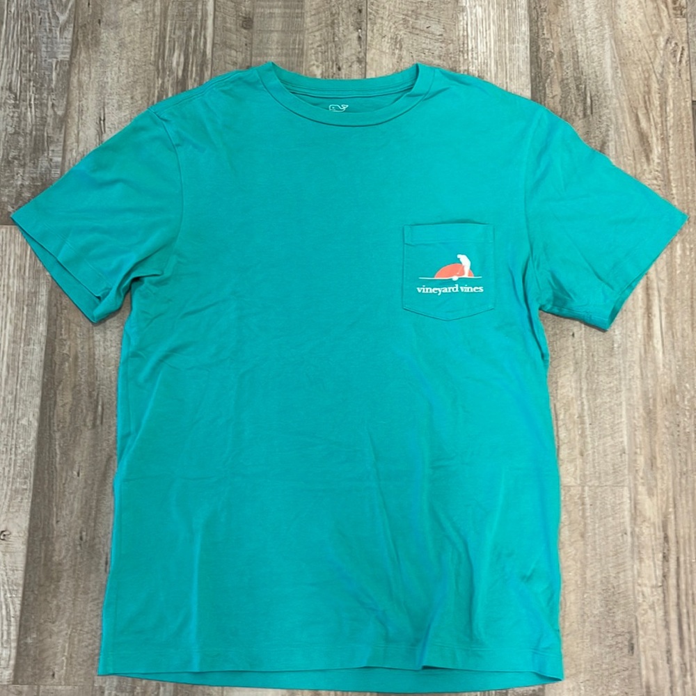 Vineyard Vines tee green with golfer